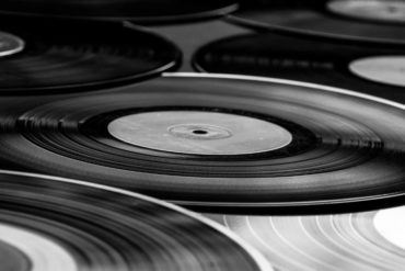 Plakaty muzyczne – jak zaaranżować przestrzeń melomana?